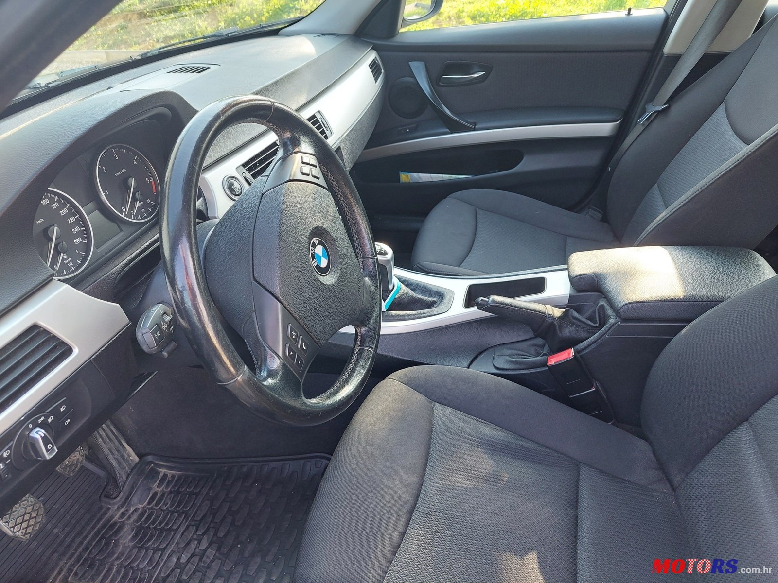 2011' BMW 3 Series photo #3