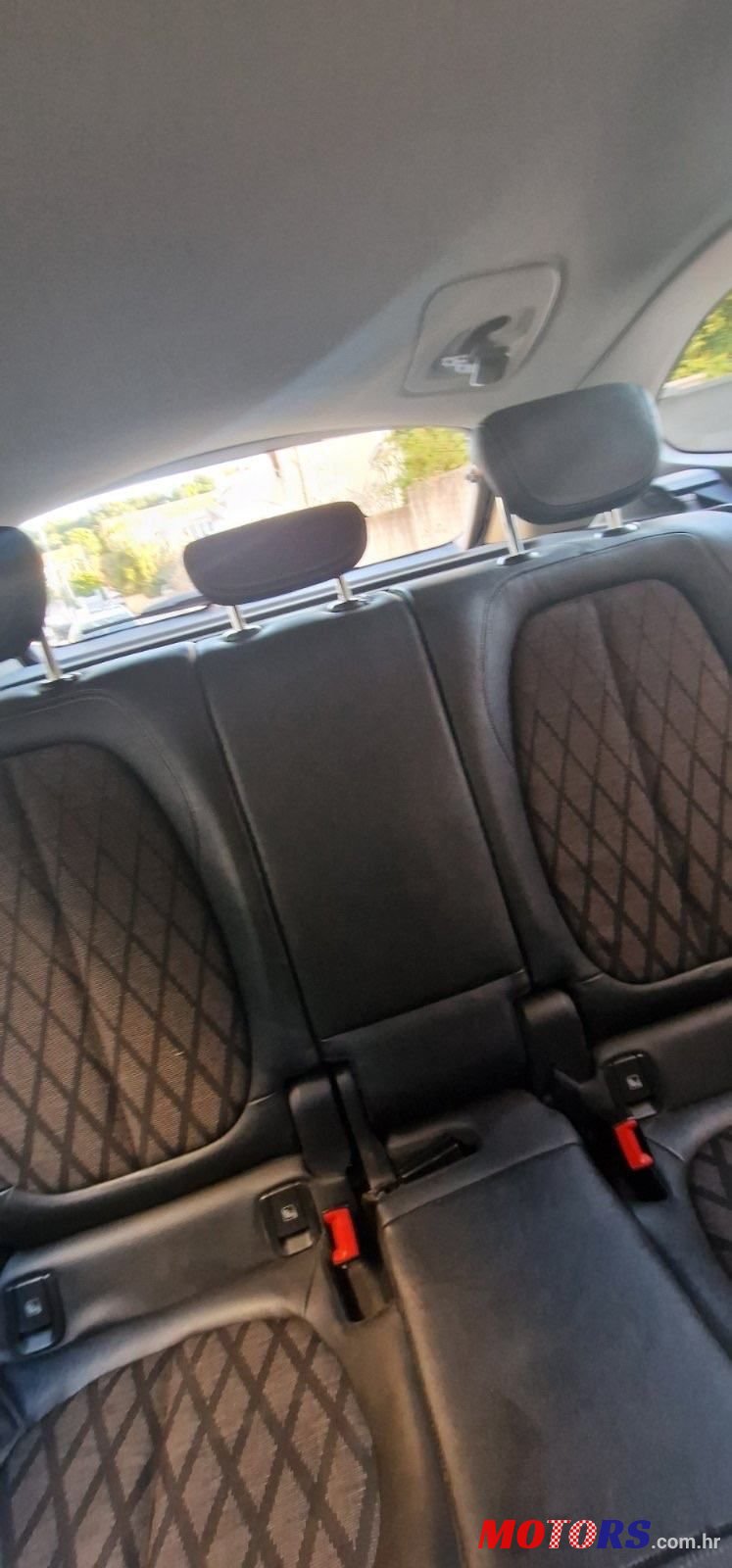 2016' BMW X1 18D photo #5