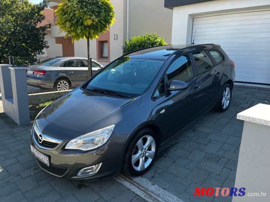 2013' Opel Astra Karavan photo #3