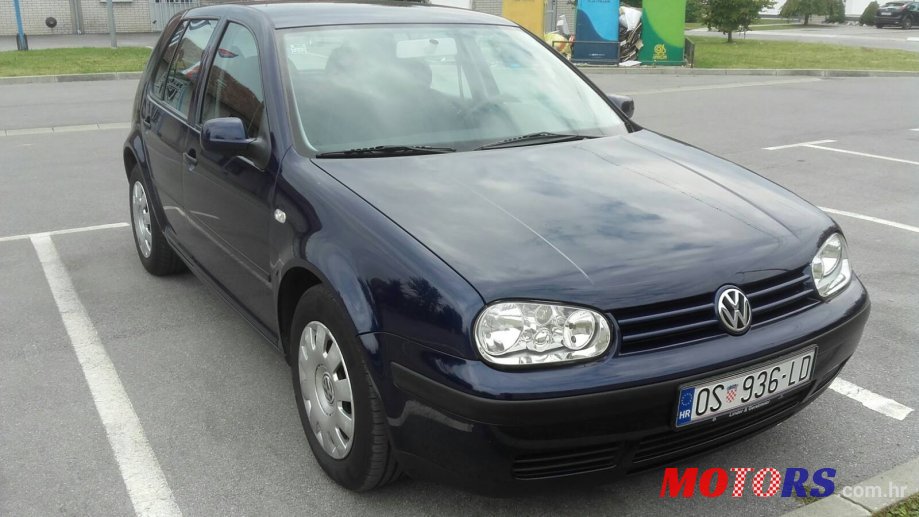 2002' Volkswagen Golf photo #1