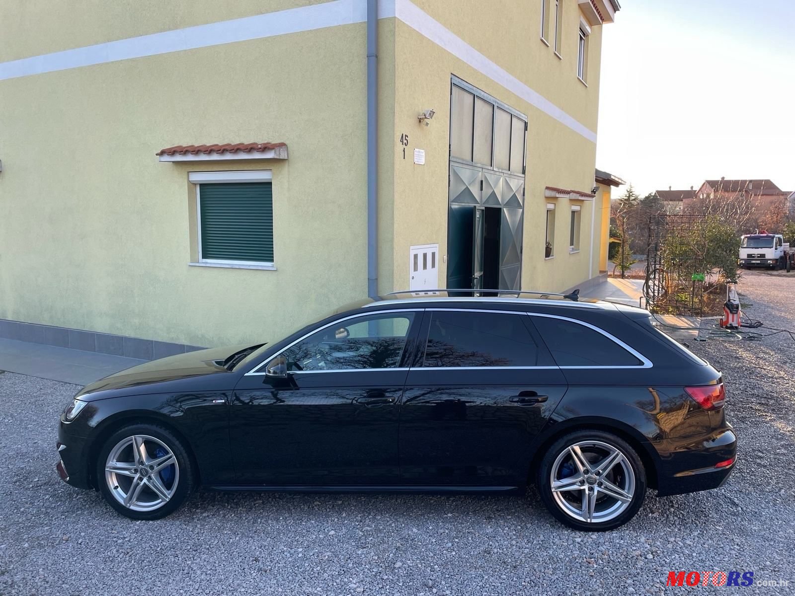 2016' Audi A4 Avant photo #2