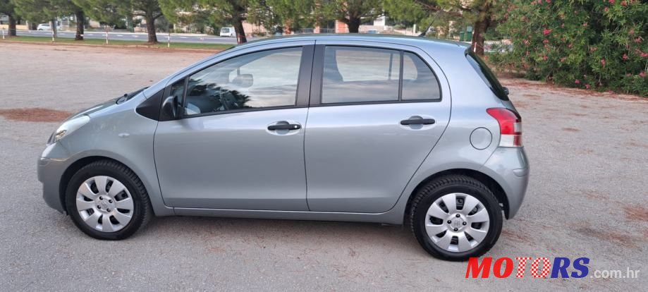 2011' Toyota Yaris photo #3