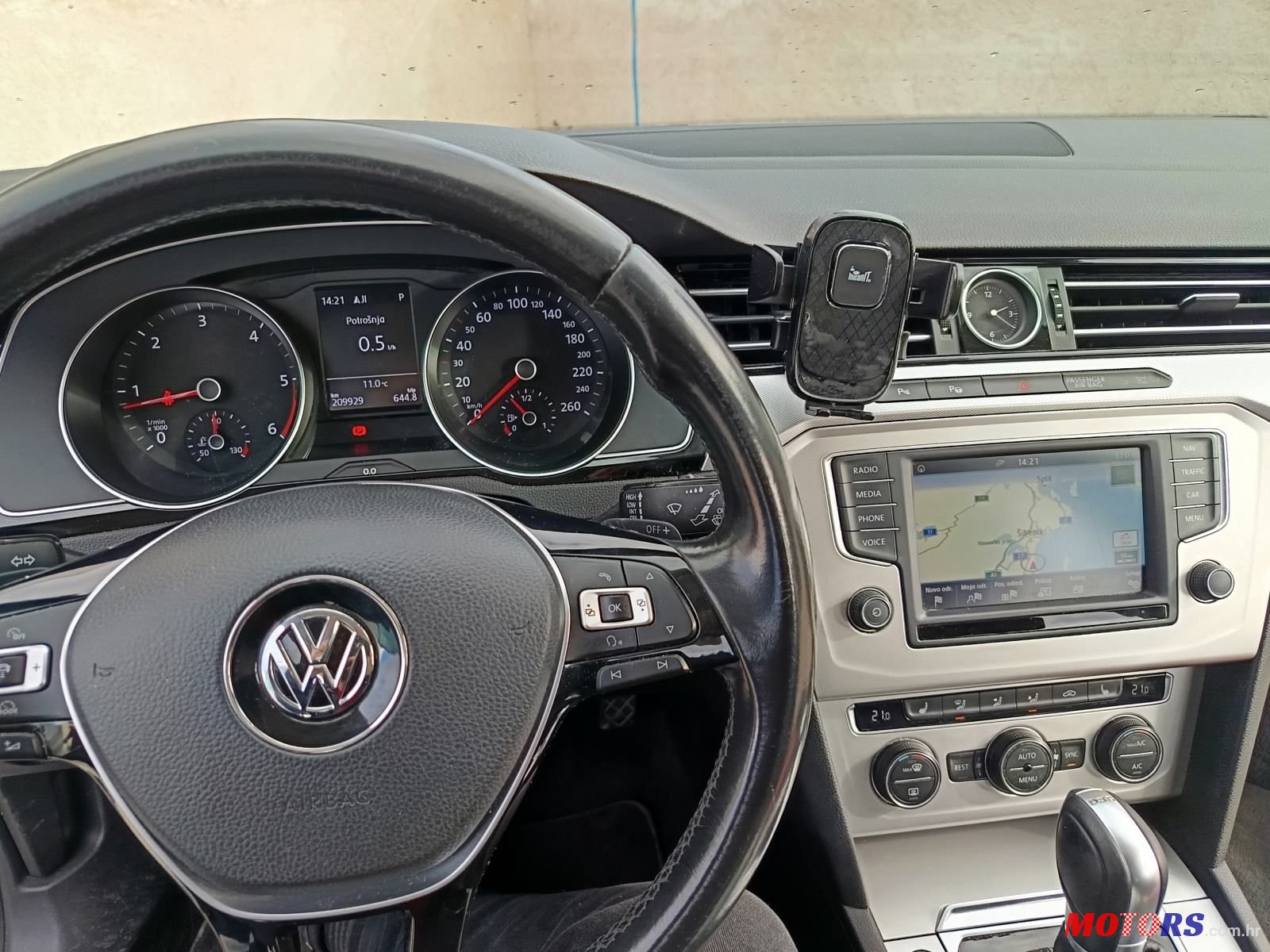 2017' Volkswagen Passat Variant photo #5