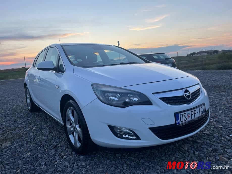 2010' Opel Astra photo #1