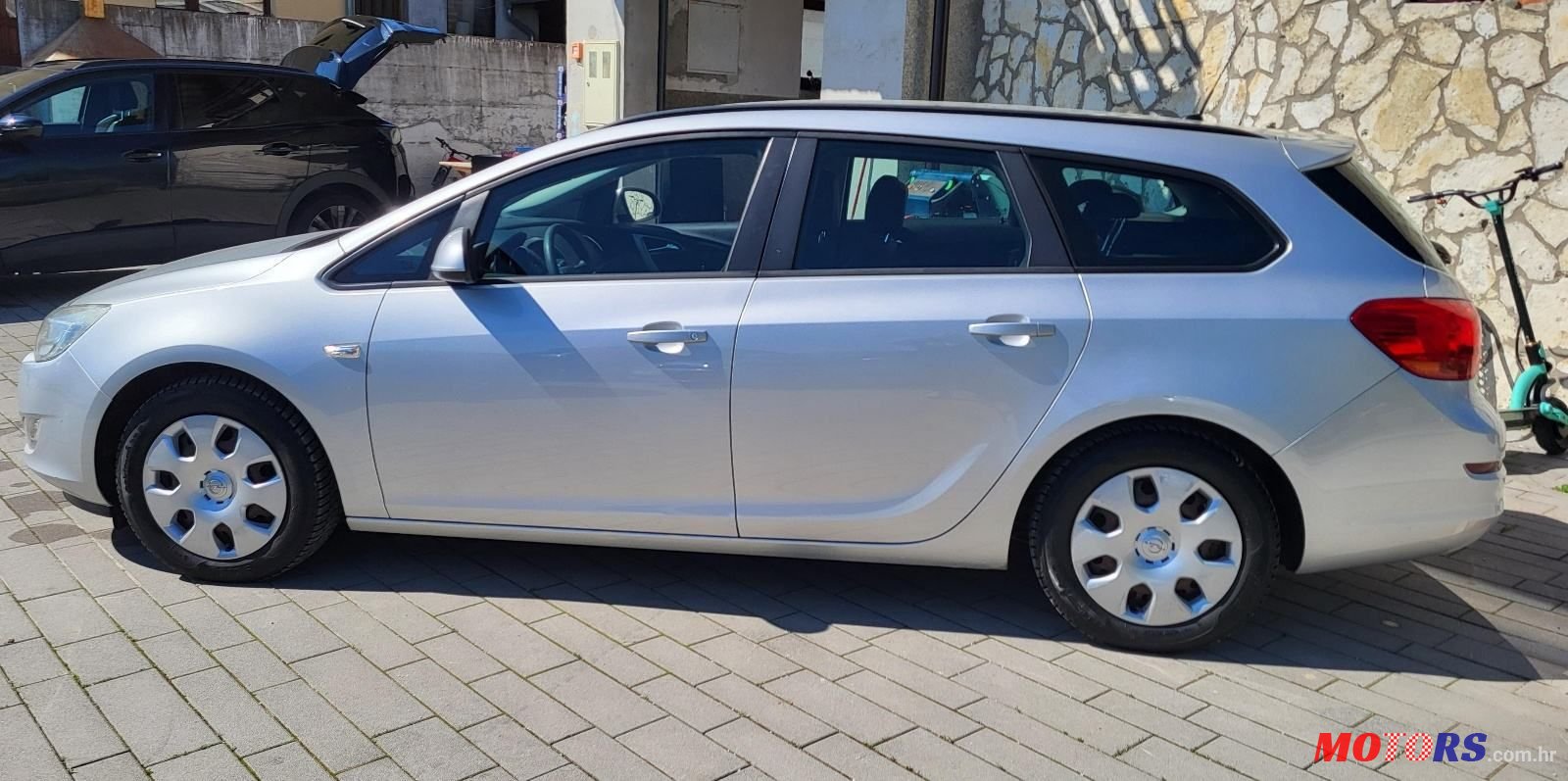 2011' Opel Astra Karavan photo #3