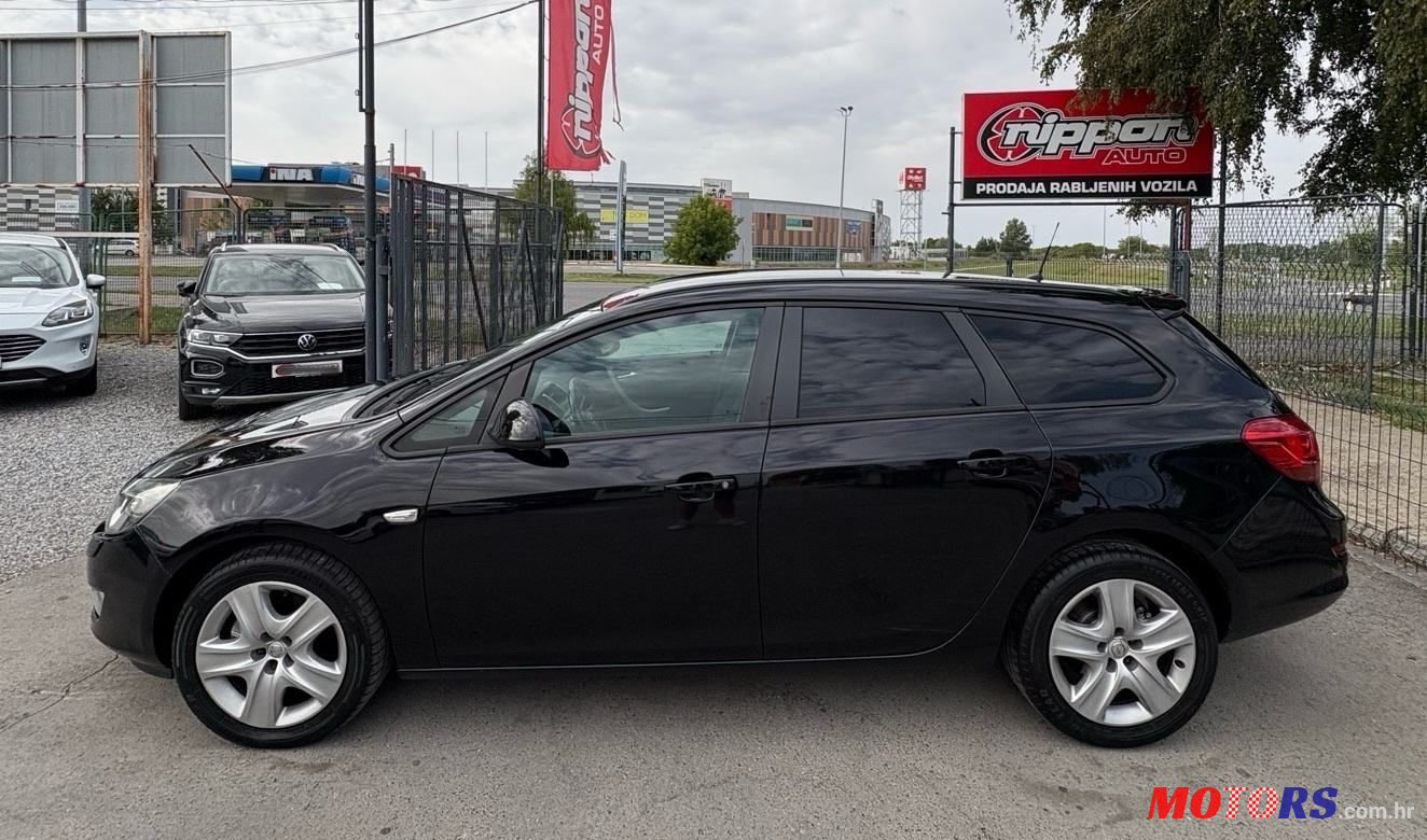 2011' Opel Astra Karavan photo #3