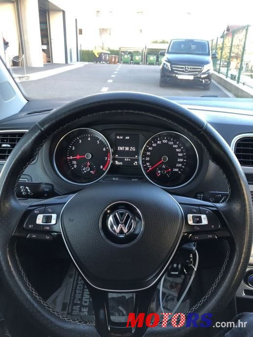 2015' Volkswagen Polo Cross Tsi photo #5