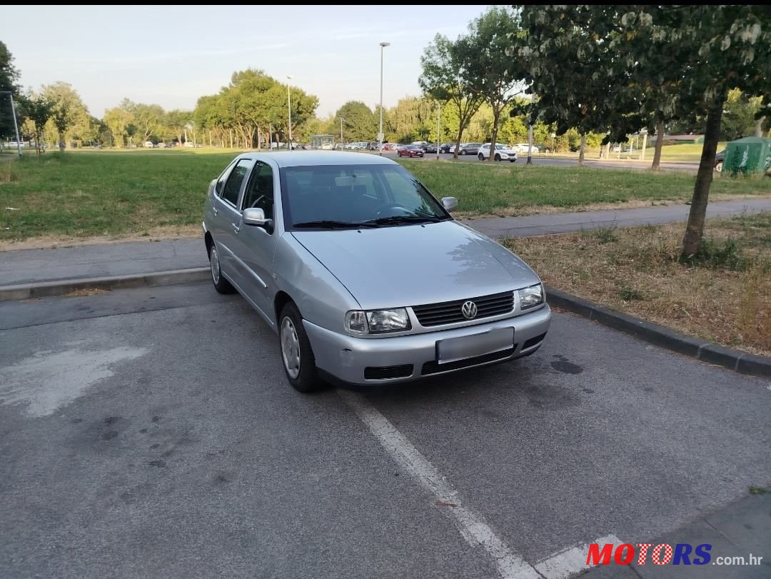 2001' Volkswagen Polo photo #1
