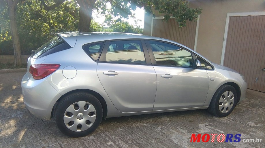 2011' Opel Astra photo #1