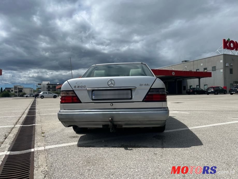 1993' Mercedes-Benz 124 200 D photo #4