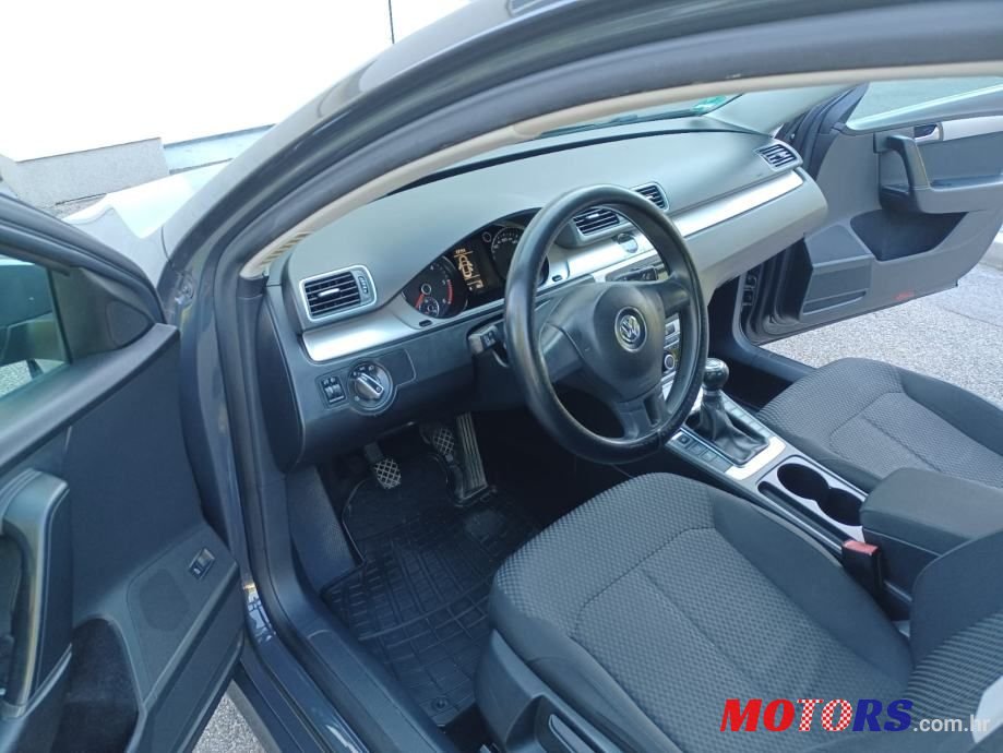 2011' Volkswagen Passat photo #1