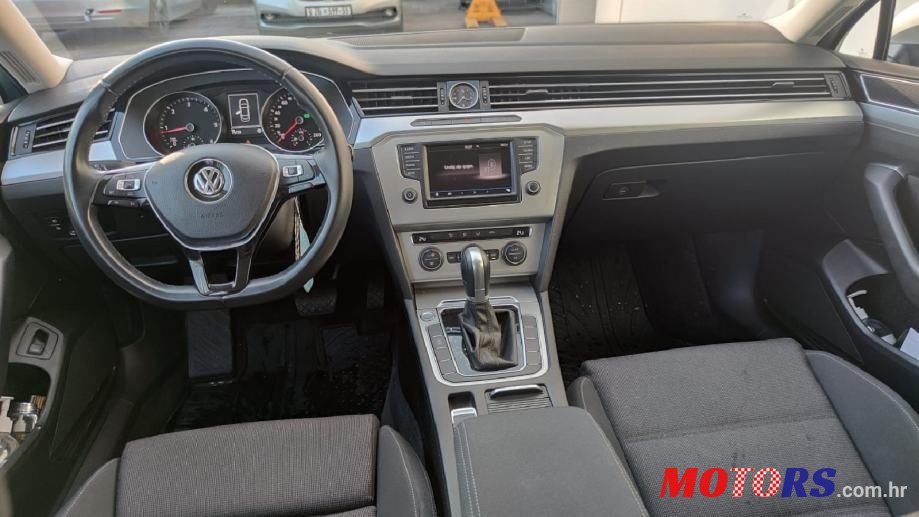 2017' Volkswagen Passat photo #5