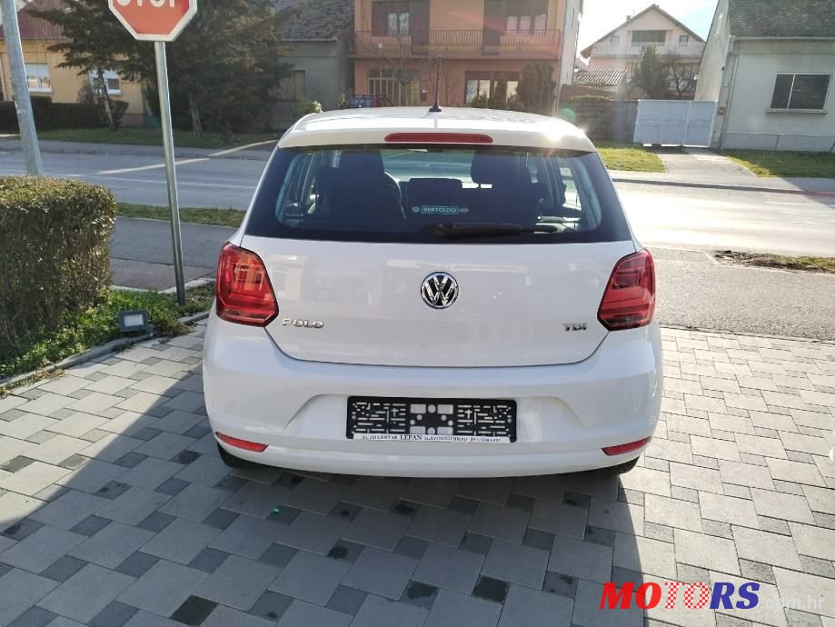 2015' Volkswagen Polo photo #5
