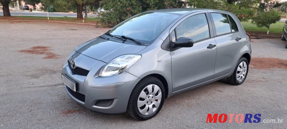 2011' Toyota Yaris photo #2