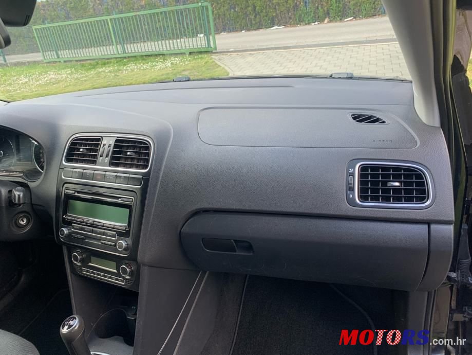 2011' Volkswagen Polo photo #6