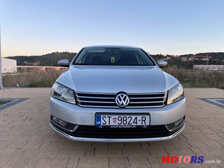 2011' Volkswagen Passat photo #2