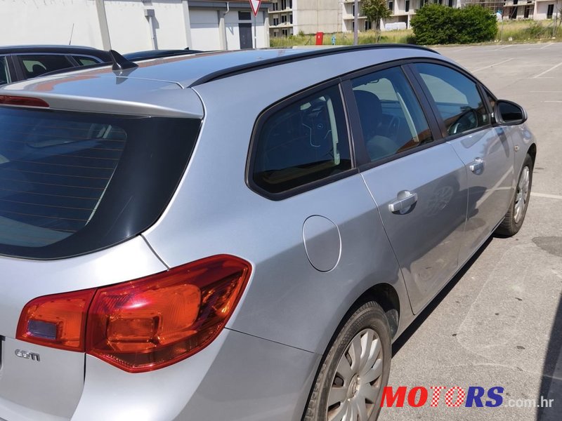2015' Opel Astra Karavan photo #6