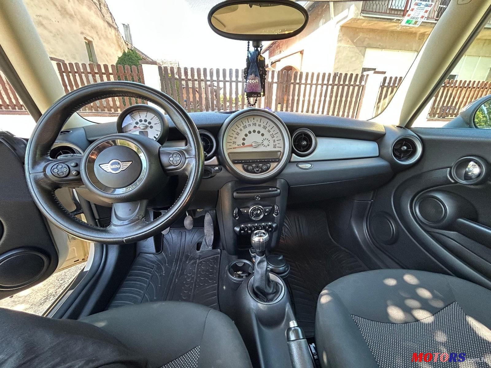 2011' MINI Cooper Cooper D photo #3