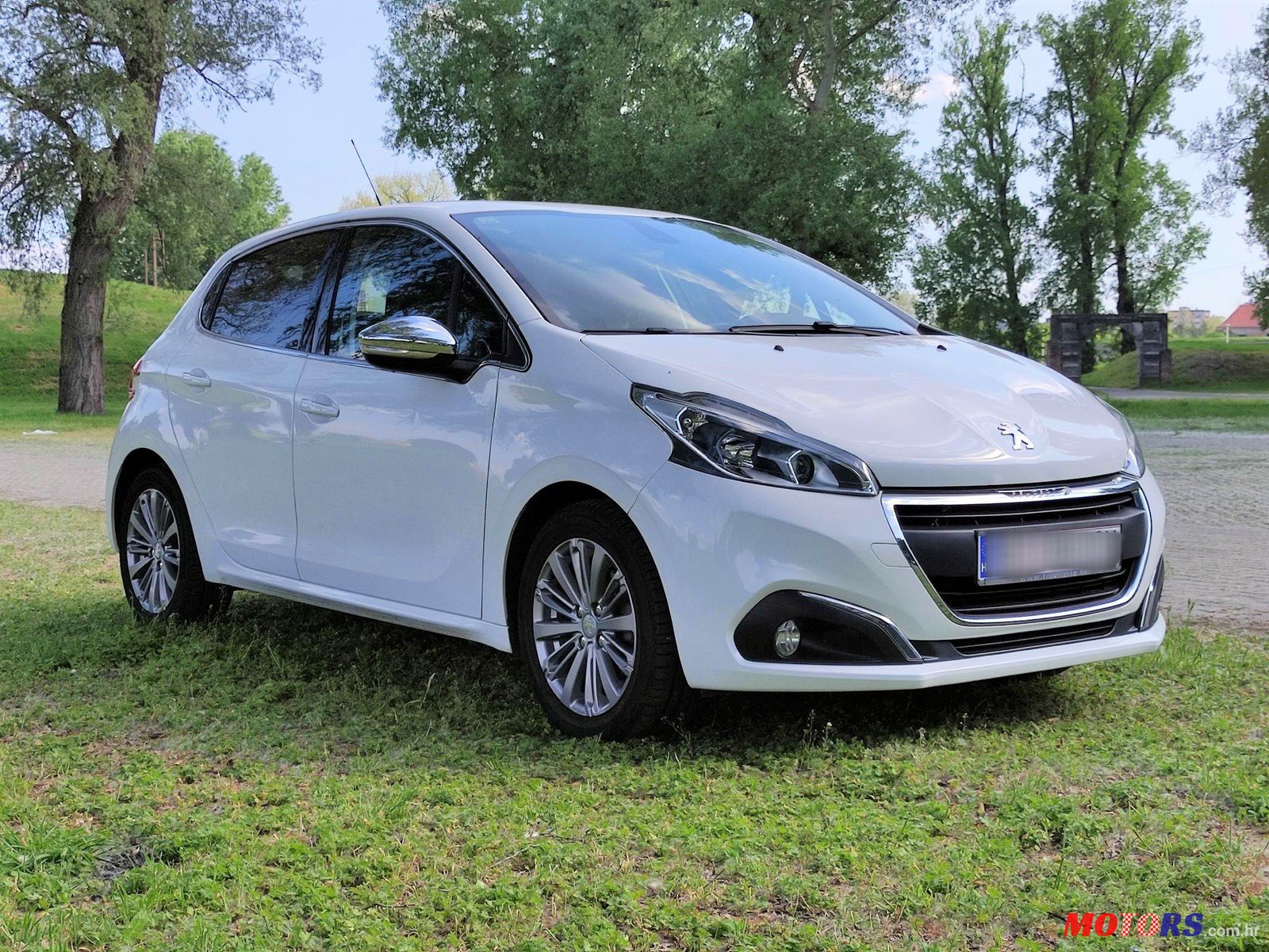2015' Peugeot 208 1.2 Puretech 110 Allure photo #4