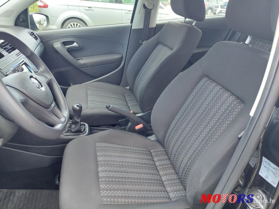 2016' Volkswagen Polo photo #6