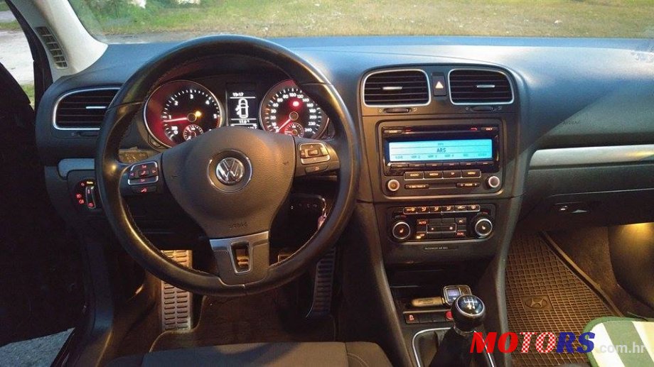 2011' Volkswagen Golf photo #2