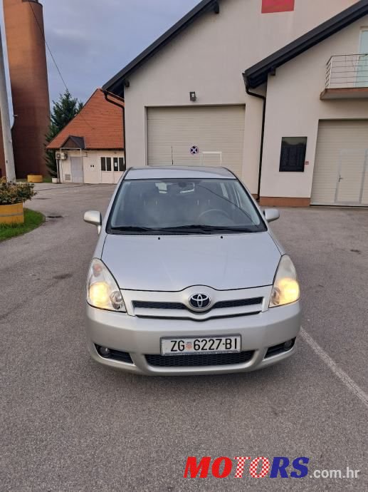 2005' Toyota Corolla Verso photo #3