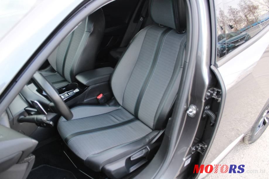 2021' Peugeot 2008 1,2 photo #4