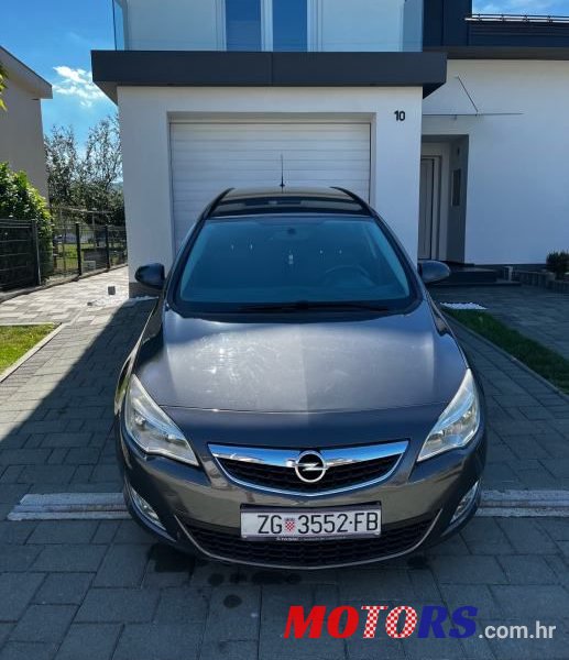 2013' Opel Astra Karavan photo #2