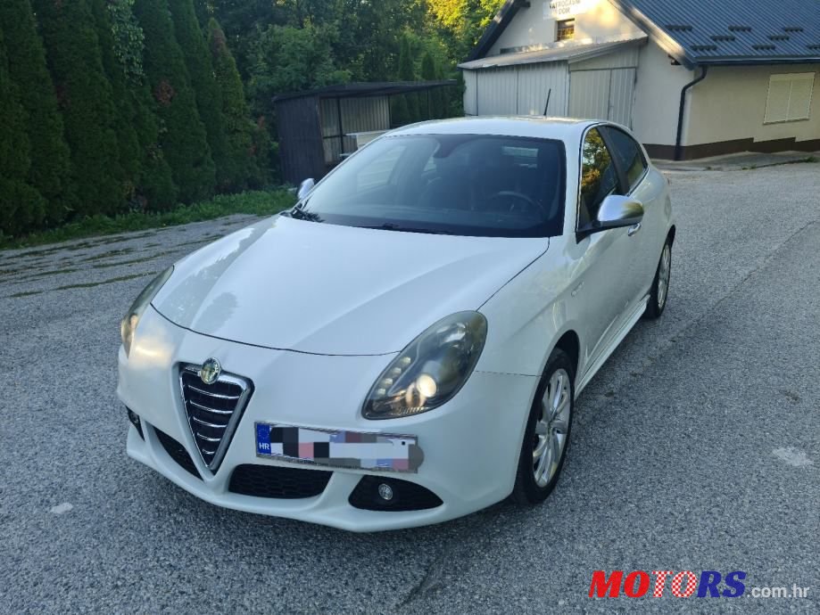 2011' Alfa Romeo Giulietta photo #2