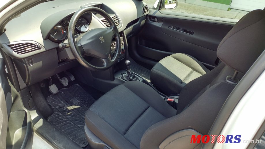 2009' Peugeot 207 photo #2