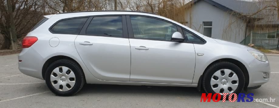 2012' Opel Astra Karavan photo #4