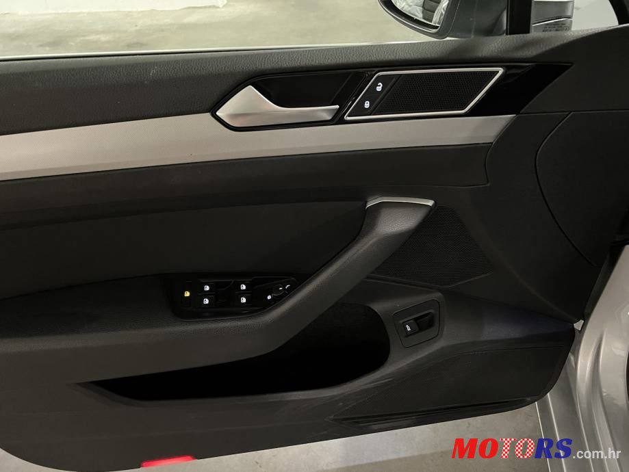 2016' Volkswagen Passat Variant photo #6