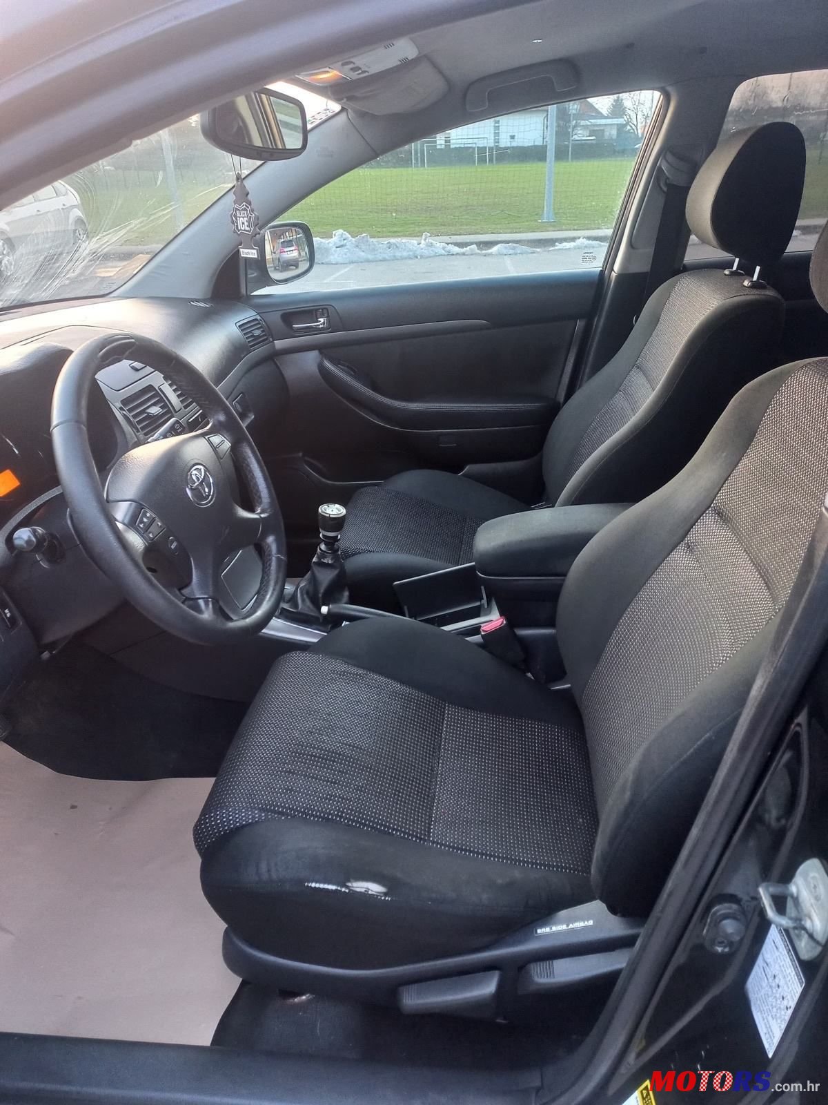 2006' Toyota Avensis Wagon photo #2