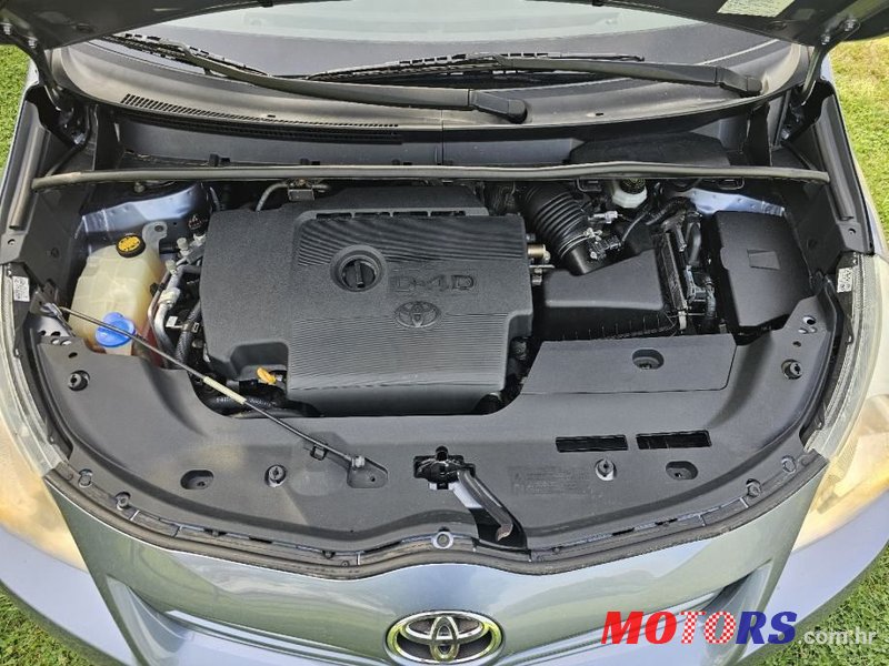 2011' Toyota Corolla Verso photo #3