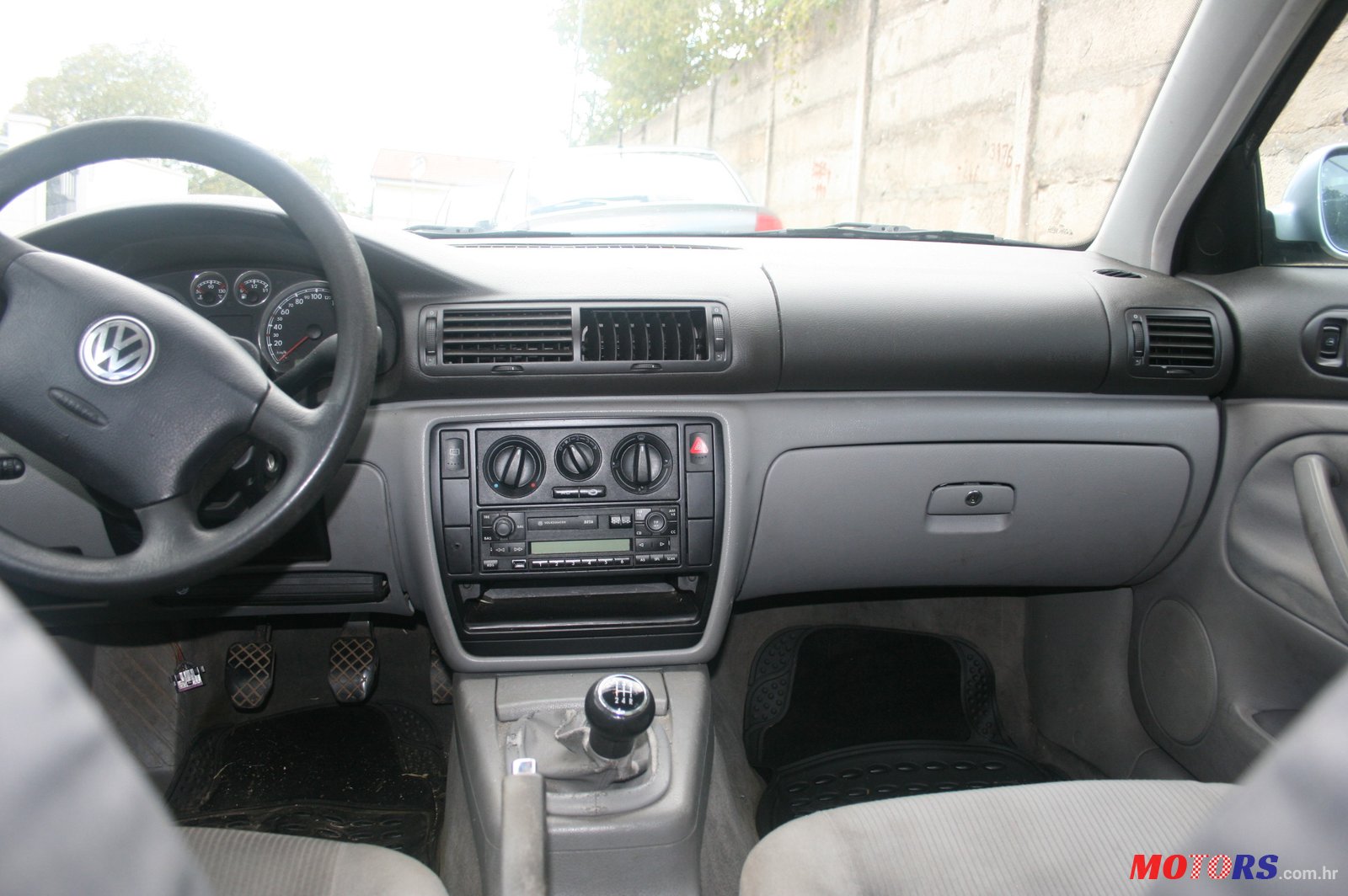 2001' Volkswagen Passat Basic photo #4