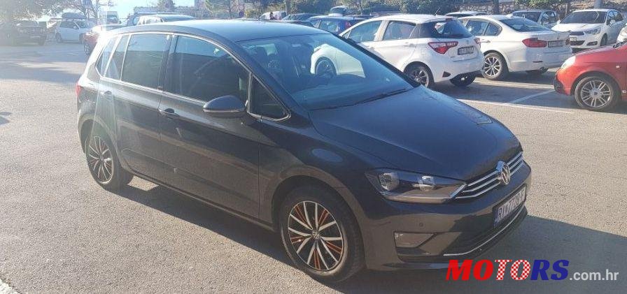 2016' Volkswagen Golf Sportsvan photo #1