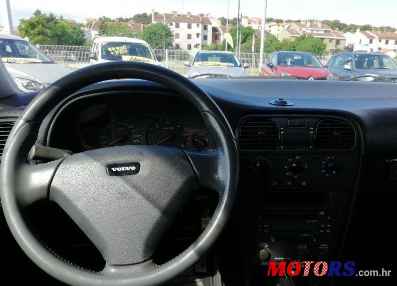 2003' Volvo V-40 photo #2