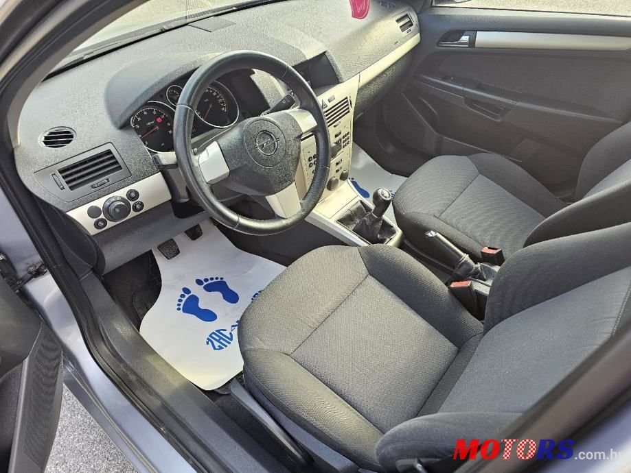 2008' Opel Astra Karavan photo #4