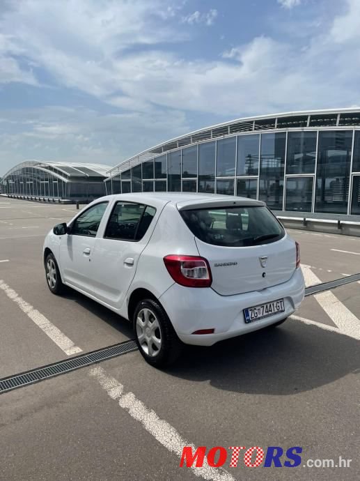 2014' Dacia Sandero photo #4