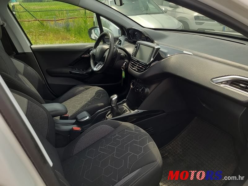 2019' Peugeot 2008 1,5 Bluehdi photo #6