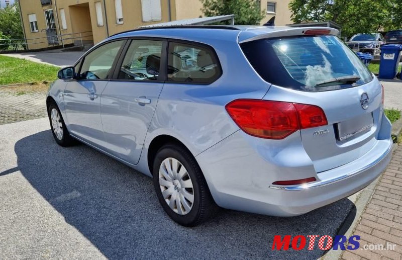 2014' Opel Astra Karavan photo #2