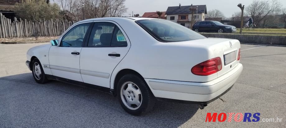 1999' Mercedes-Benz E-Klasa 220 Classic photo #3