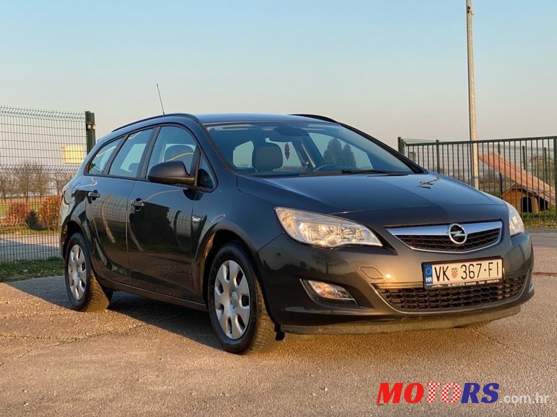 2011' Opel Astra Karavan photo #3