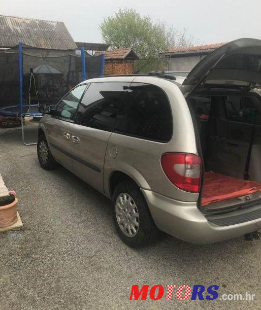 2003' Chrysler Voyager photo #1