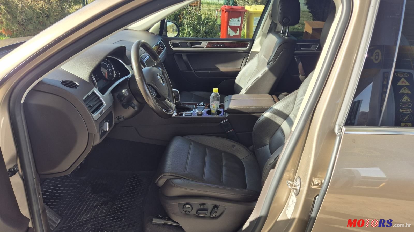 2015' Volkswagen Touareg photo #3