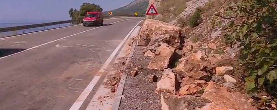 Drama u blizini Makarske: Kamena gromada teška nekoliko tona pala na cestu
