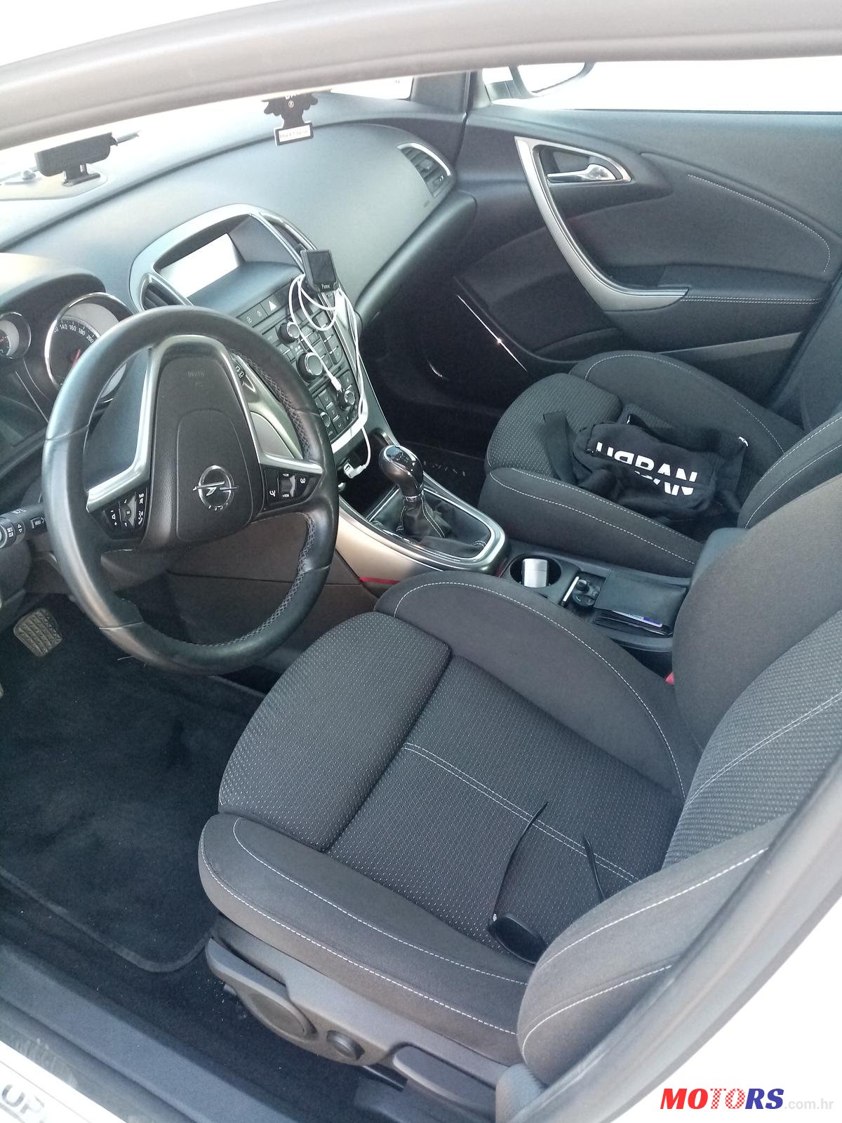 2011' Opel Astra J 1.3 cdti photo #1