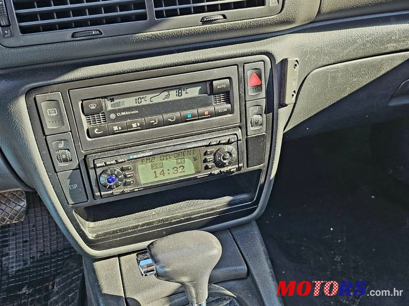 2004' Volkswagen Passat Variant photo #1