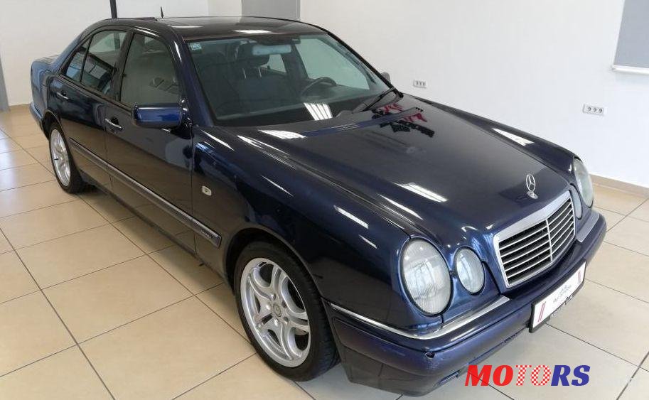 1999' Mercedes-Benz E-Klasa 220 photo #1