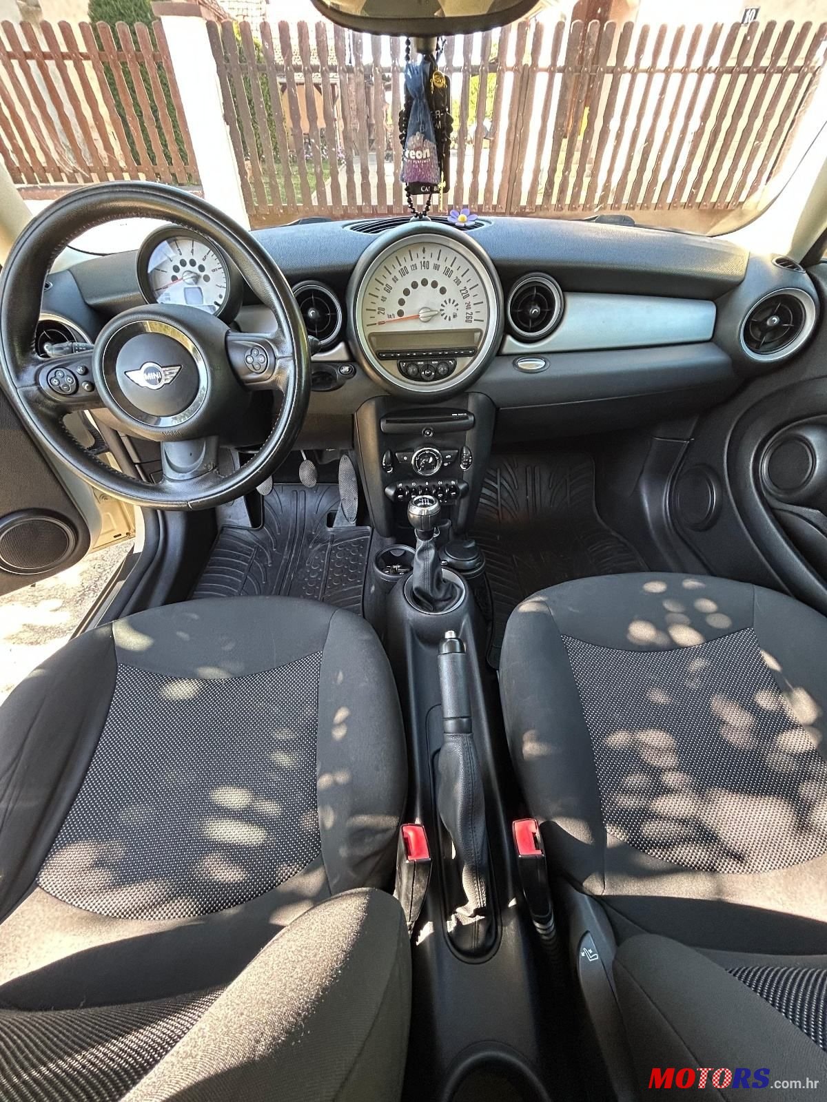 2011' MINI Cooper Cooper D photo #2